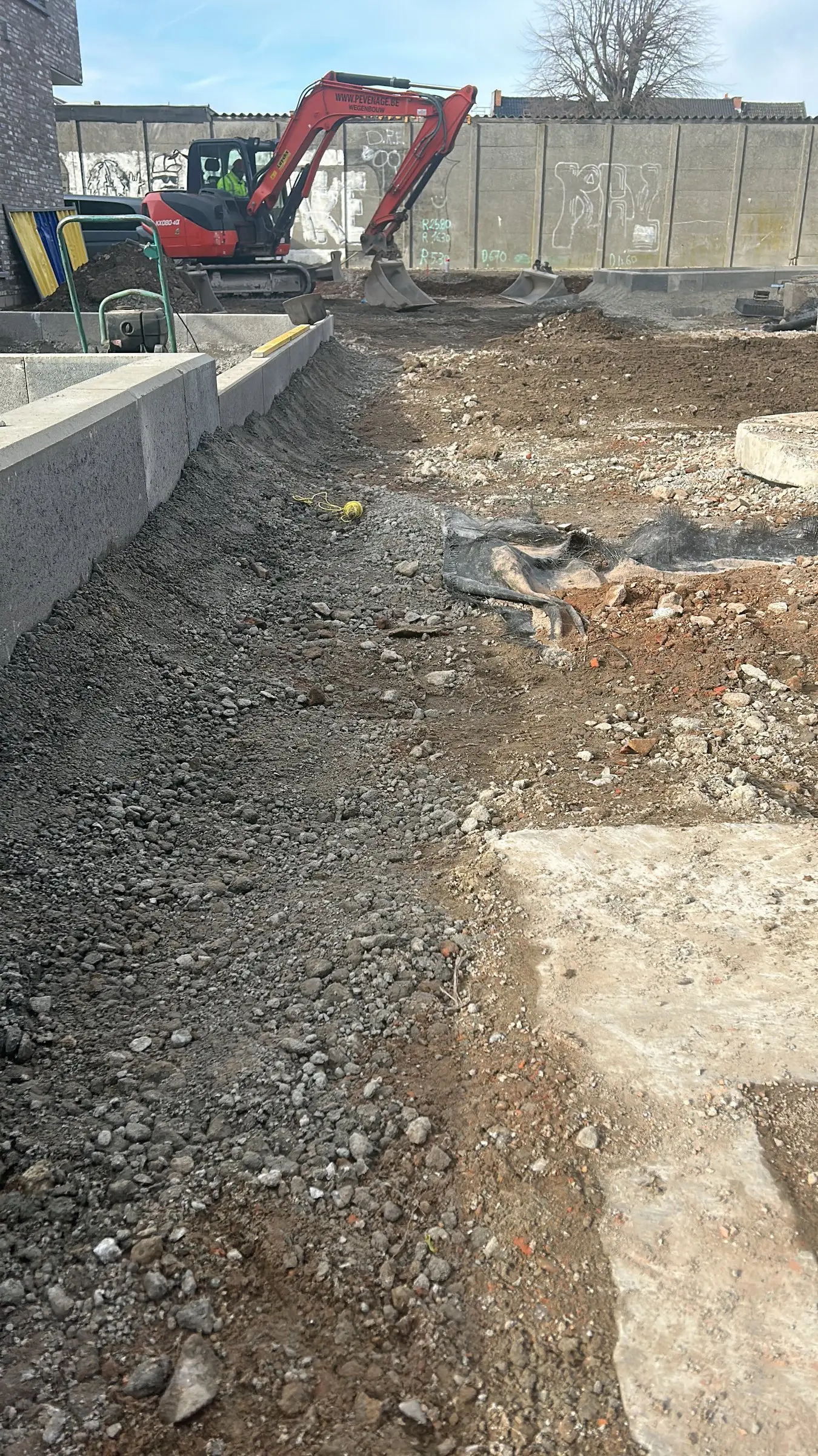 Gegraven sleuf langs een betonnen boordsteen