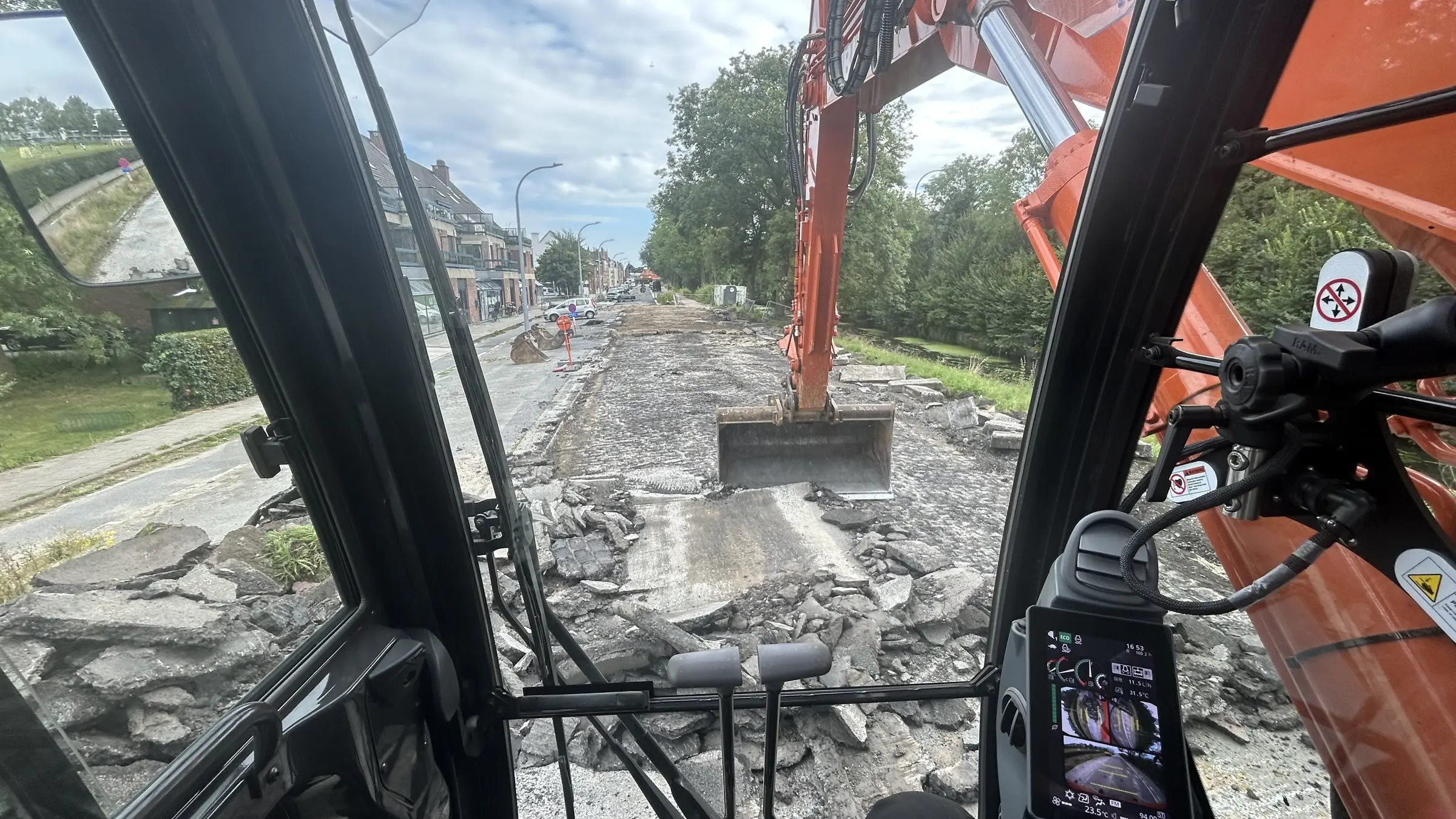 Zicht vanuit de cabine op het opbreken van het wegdek