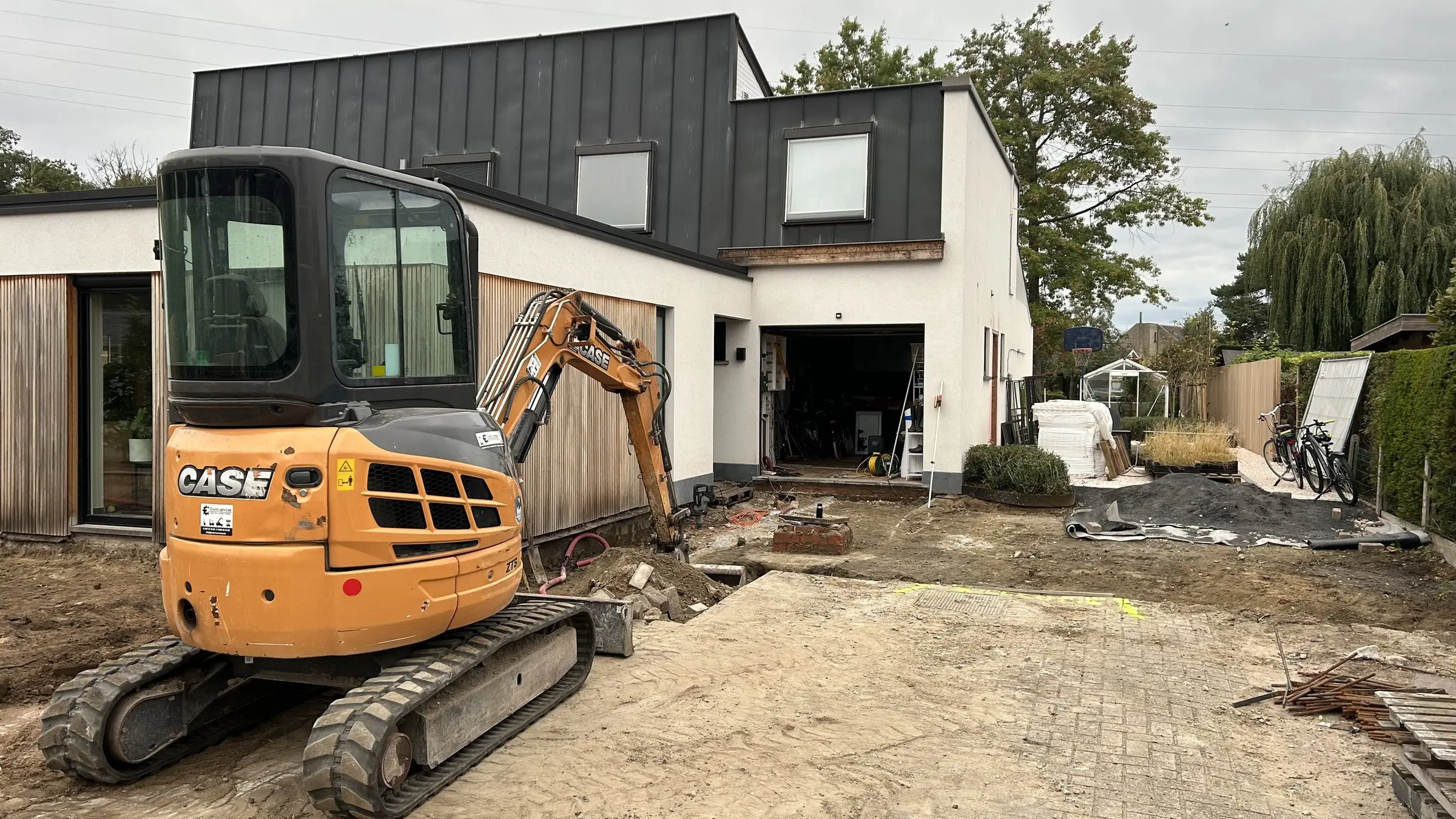 Minigraafmachine aan de voorzijde van de woning