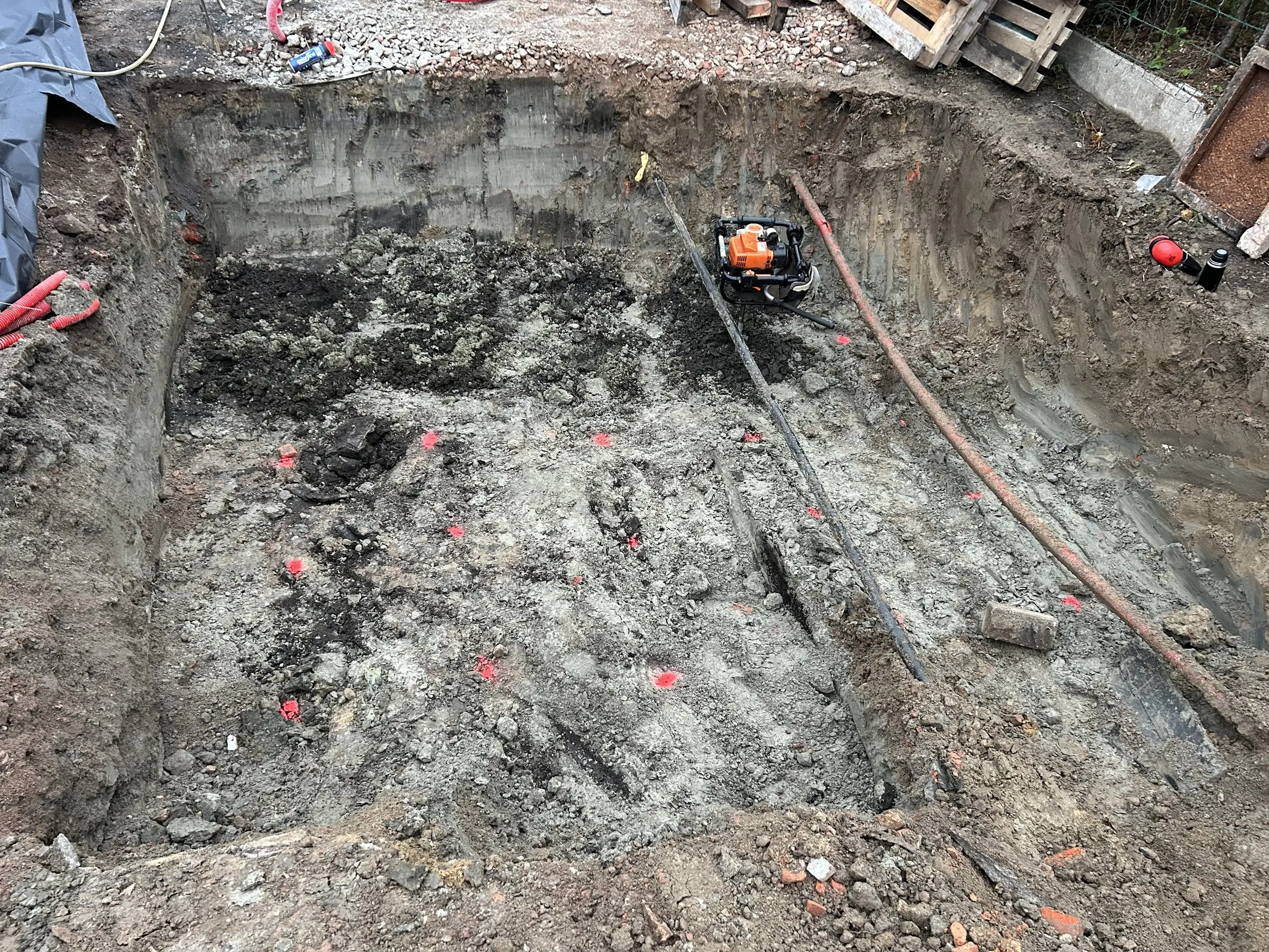 Grote uitgraving in de tuin met ondergrond zichtbaar
