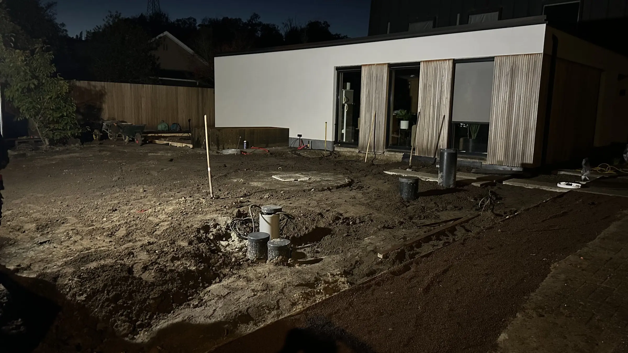 Geëgaliseerde tuin bij valavond voor de woning