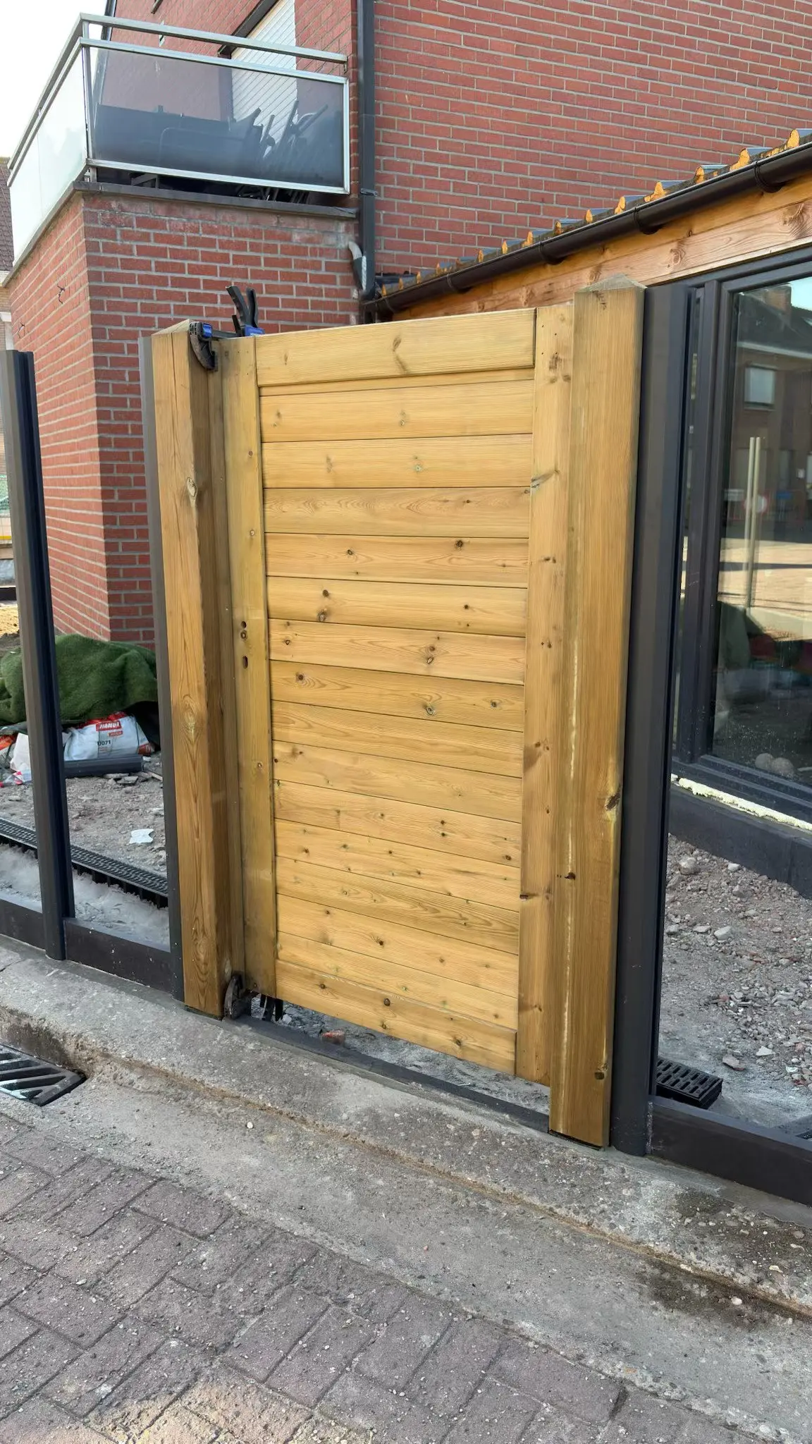 Nieuwe houten poort in de afsluiting