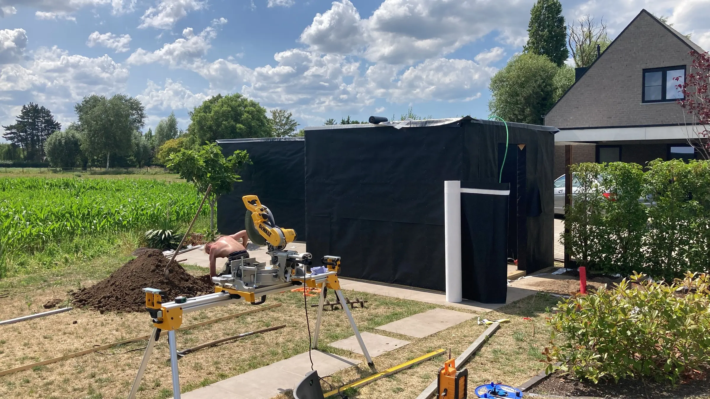 Start van de bouw van het poolhouse in de tuin