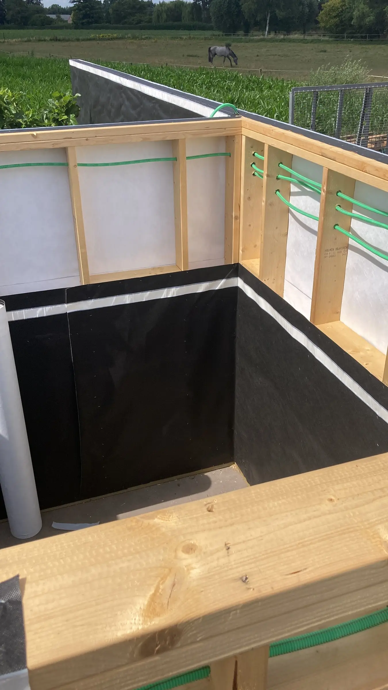 Houten kader met isolatie van het poolhouse