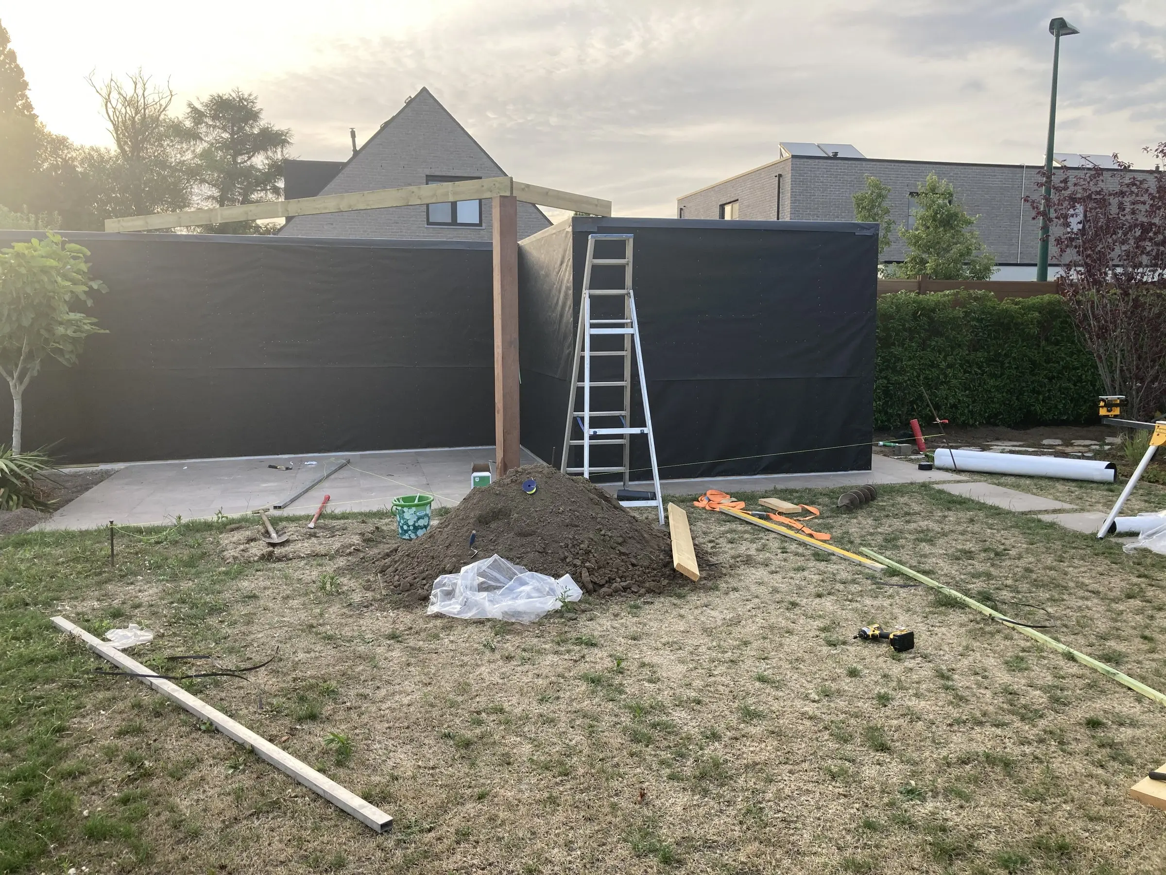 Poolhouse in ruwbouw met ladder en gronddepot