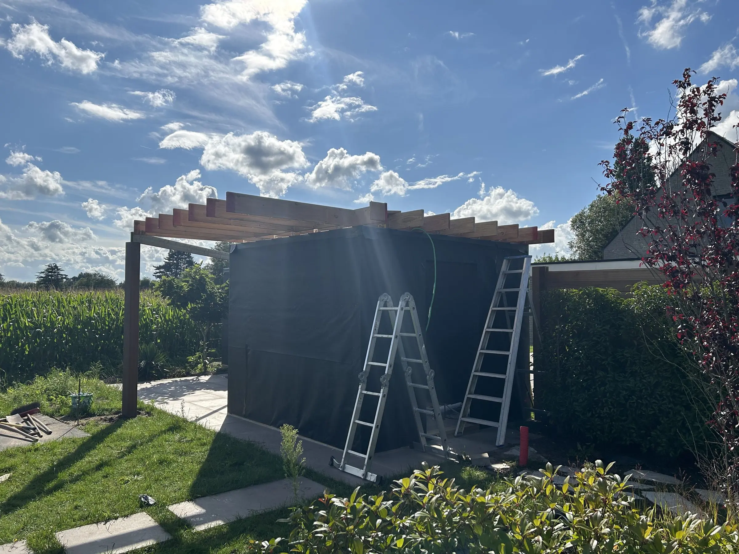 Pergolaconstructie op het poolhouse