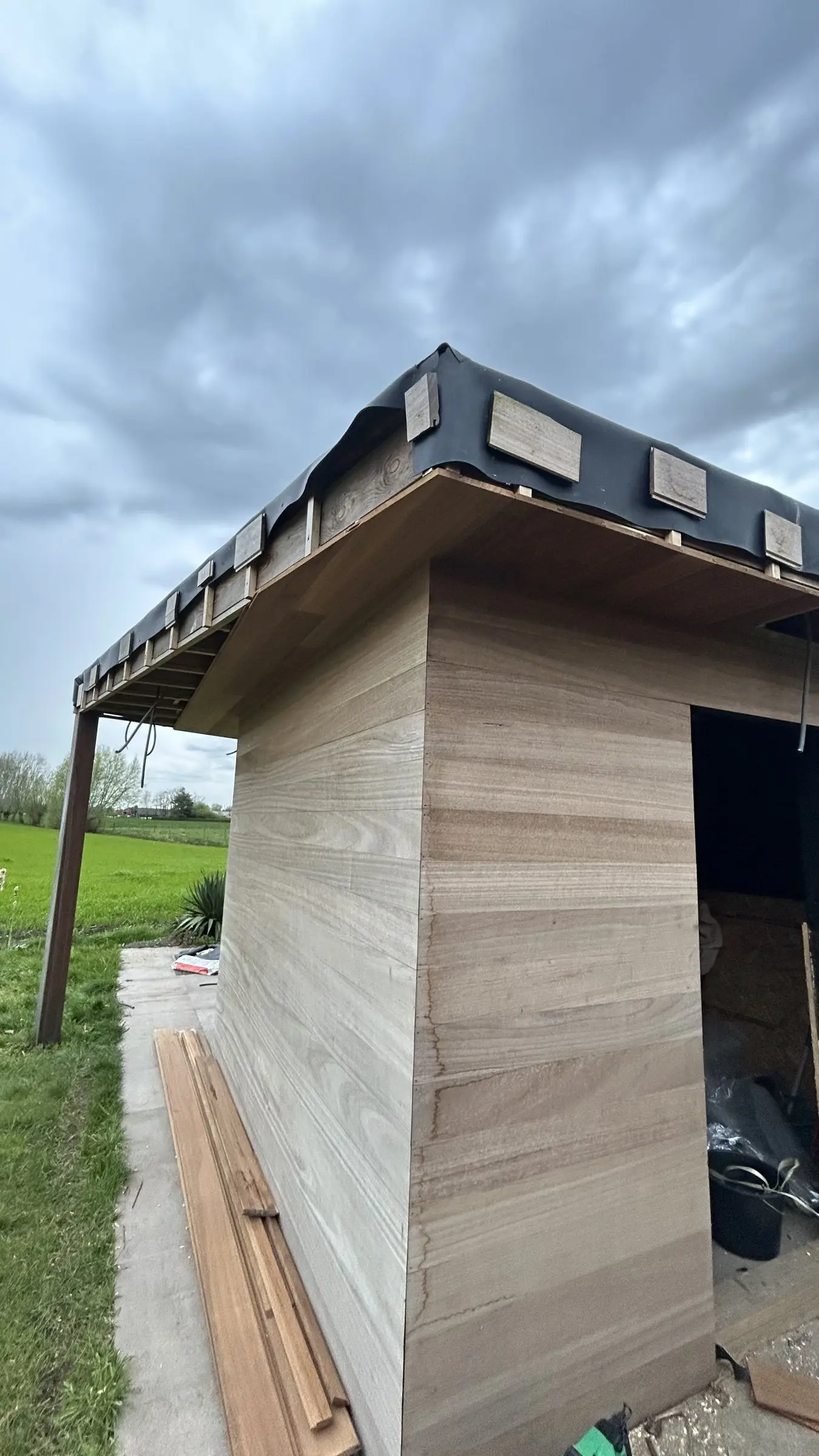 Hoek van het poolhouse in hout met overstek
