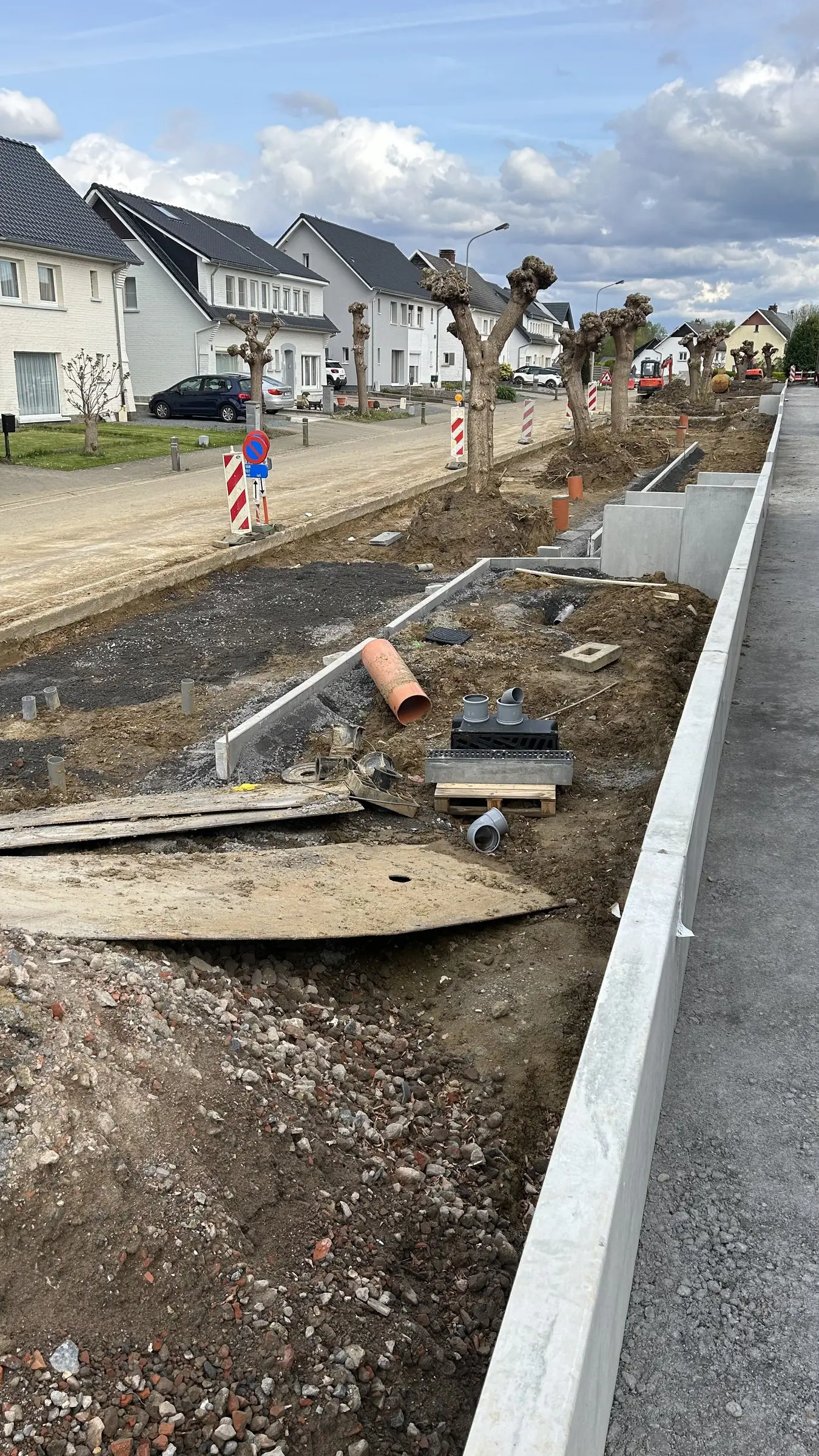 Straat met geplaatste boordstenen en werfzone