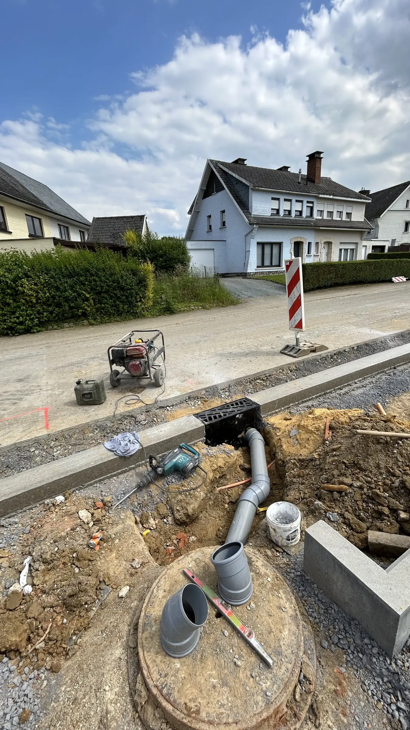 Straatkolk en riolering aangesloten naast de boordsteen
