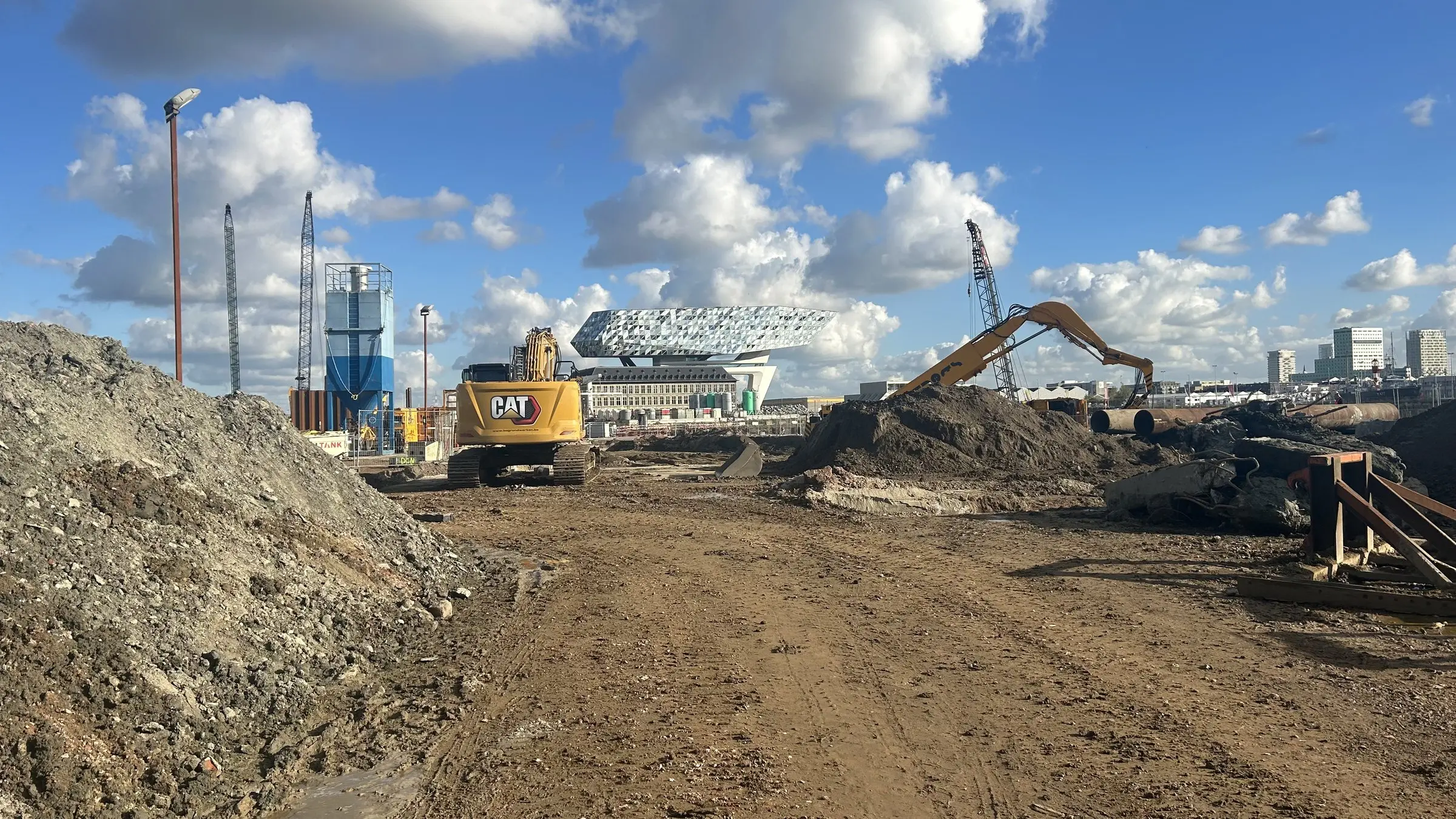 Graafmachines aan het werk op de zandige werf